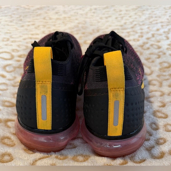 Nike Flyknit Air Vapormax Women's 
Size: 8.5 - Picture 3 of 10